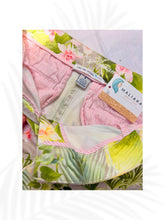 Load image into Gallery viewer, Tommy Bahama size8 tropical floral Hawaiian resort print summer shorts
